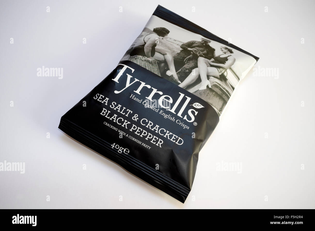 Tyrrells cotto a mano il sale marino e pepe incrinato chips Foto Stock