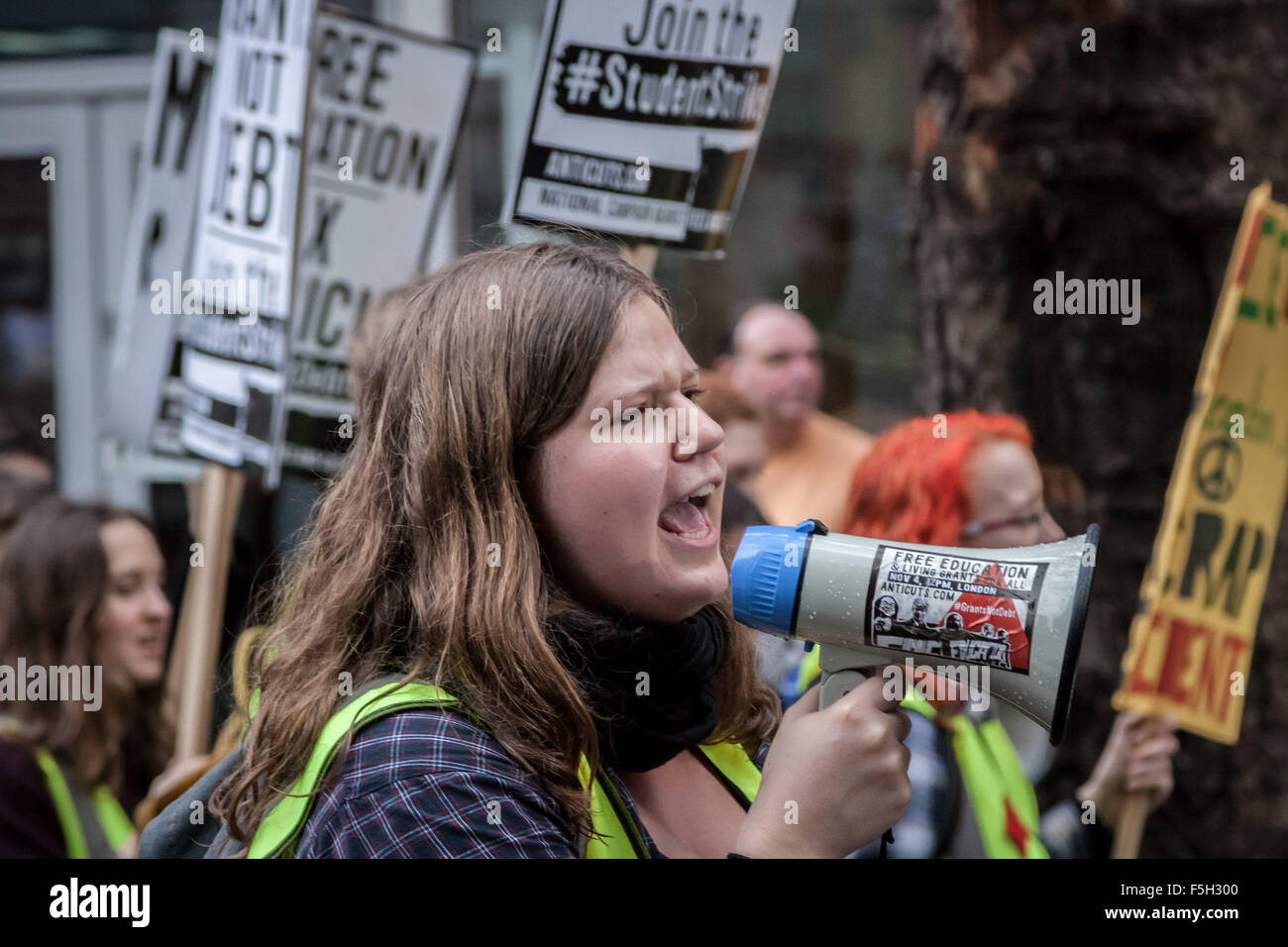 Londra, Regno Unito. 4 Novembre, 2015. 'Non concede tasse' marcia di protesta da parte di centinaia di studenti attraverso il centro di Londra in segno di protesta contro i piani di rottami di studente universitario concede un credito: Guy Corbishley/Alamy Live News Foto Stock