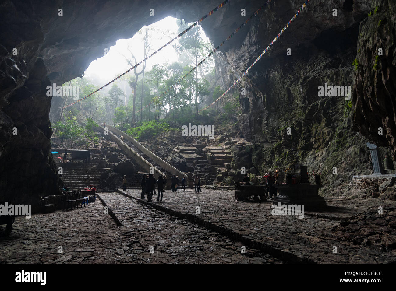 I turisti non identificato visitare la grotta di profumo Pagoda in gennaio 19, 2015 in Red River Delta area, Vietnam. Foto Stock