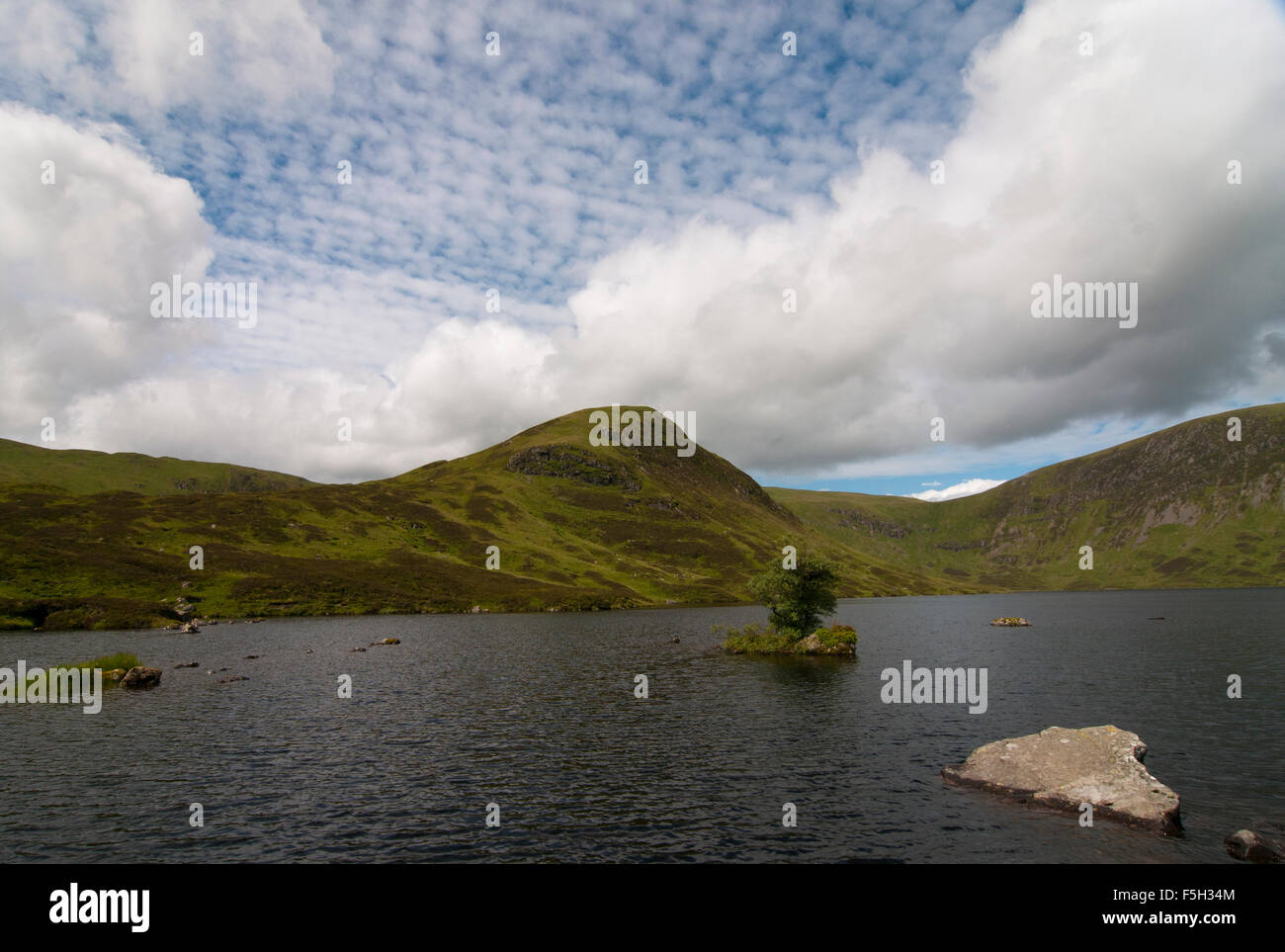 Guardando sul Loch Skene, Dumfries and Galloway Foto Stock