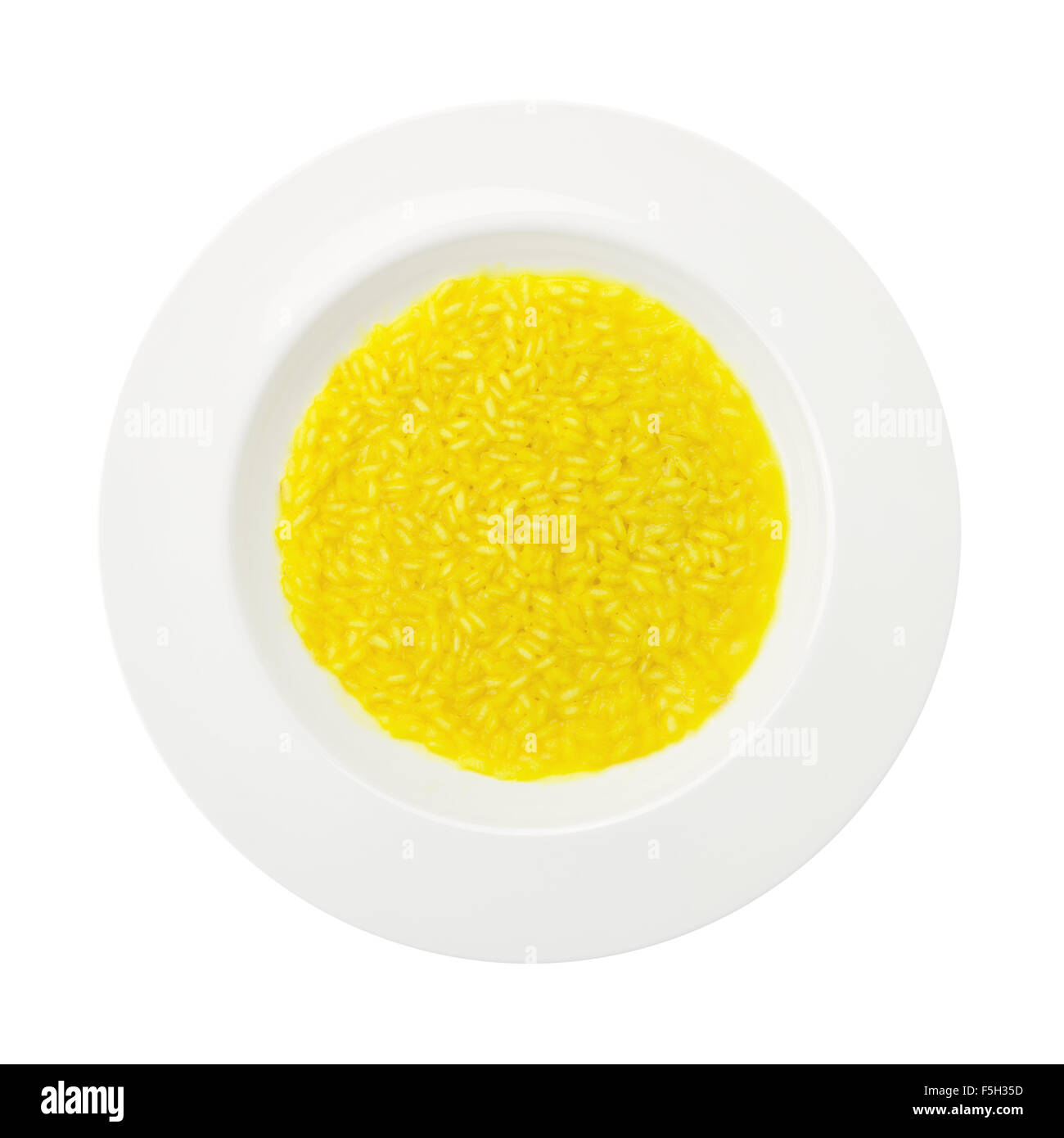 Tradizionale ricetta riso allo zafferano su un piatto rotondo isolato su sfondo bianco Foto Stock
