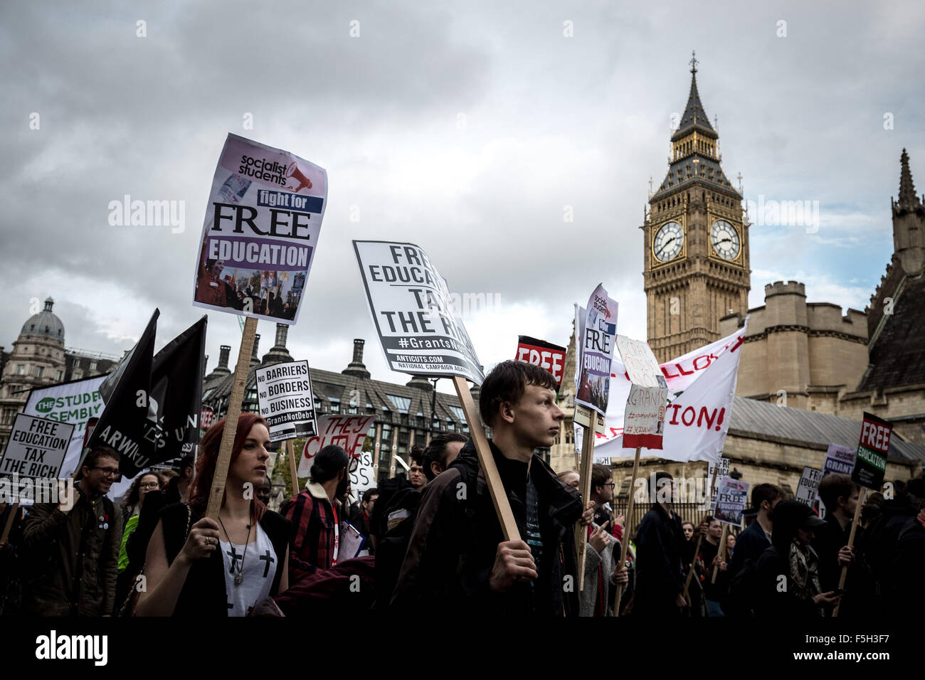 Londra, Regno Unito. 4 Novembre, 2015. 'Non concede tasse' marcia di protesta da parte di centinaia di studenti attraverso il centro di Londra in segno di protesta contro i piani di rottami di studente universitario concede un credito: Guy Corbishley/Alamy Live News Foto Stock