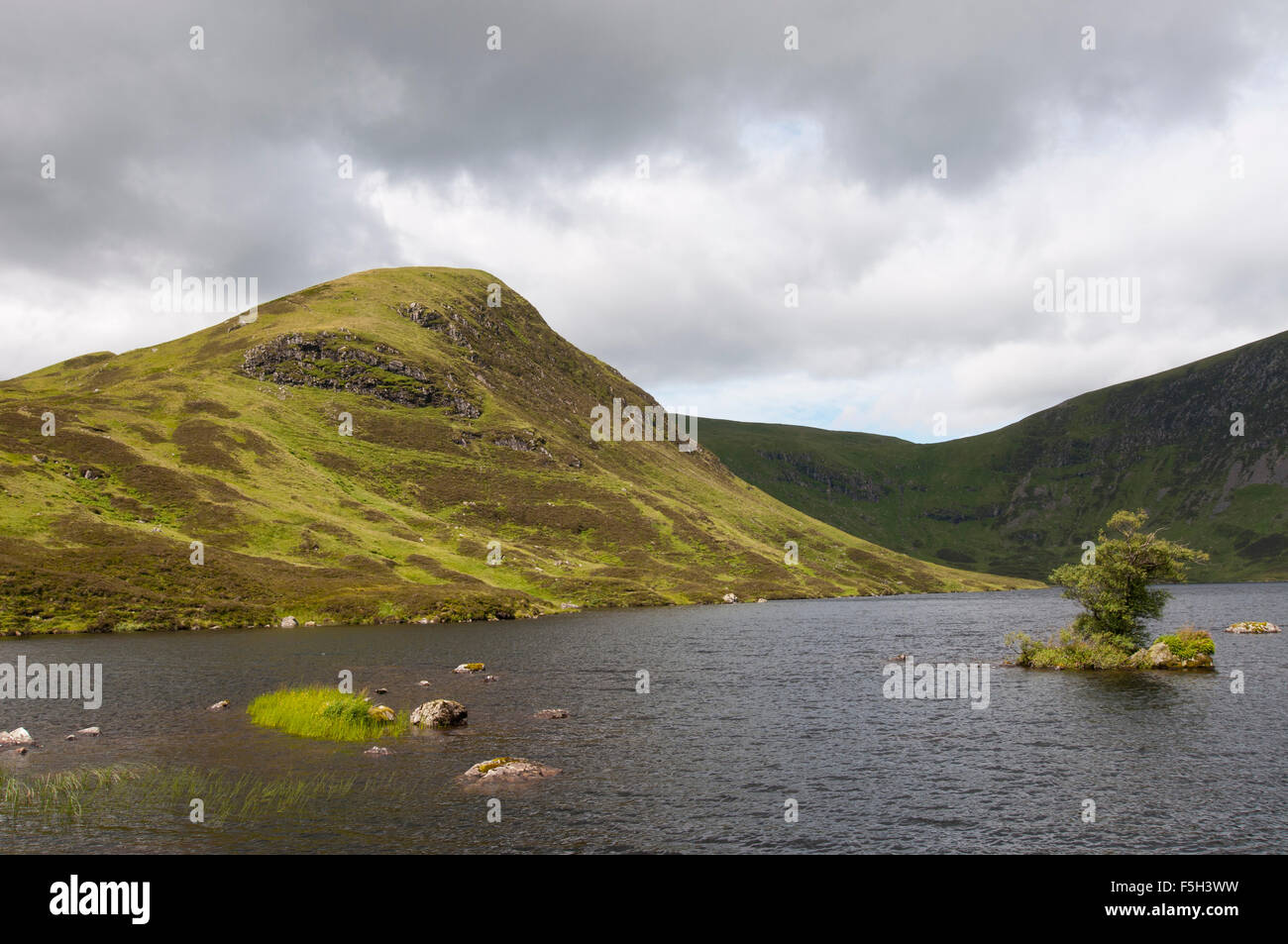 Guardando sul Loch Skene, Dumfries and Galloway Foto Stock