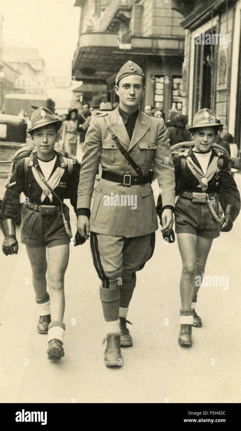 Giovani Fascisti in uniforme a piedi, Italia Foto Stock