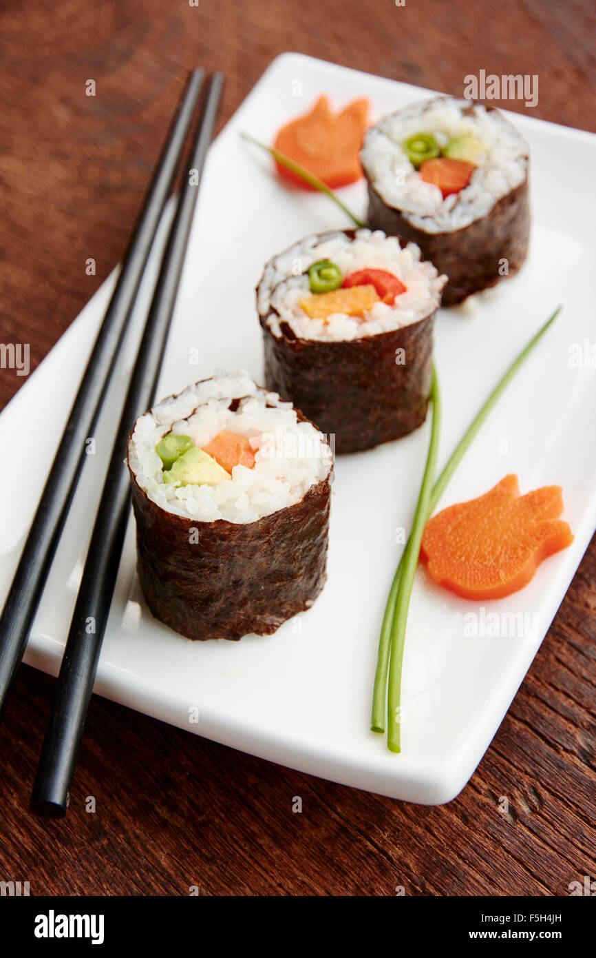Piastra con sushi vegetariano Foto Stock
