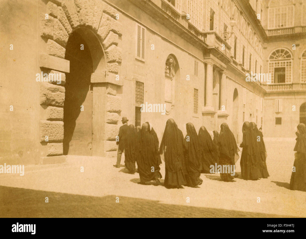 Il gruppo di donne vestite di nero di passeggiate in un edificio, Italia Foto Stock