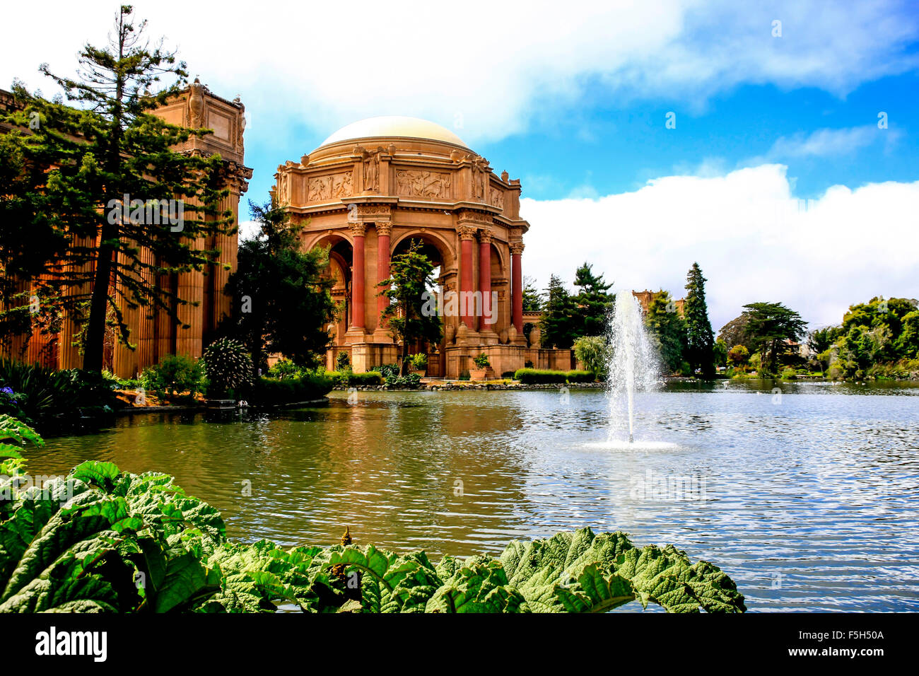 Il Palazzo delle Belle Arti nel quartiere di Marina di San Francisco. Costruito per il 1915 per la Panama-Pacific Expo. Foto Stock