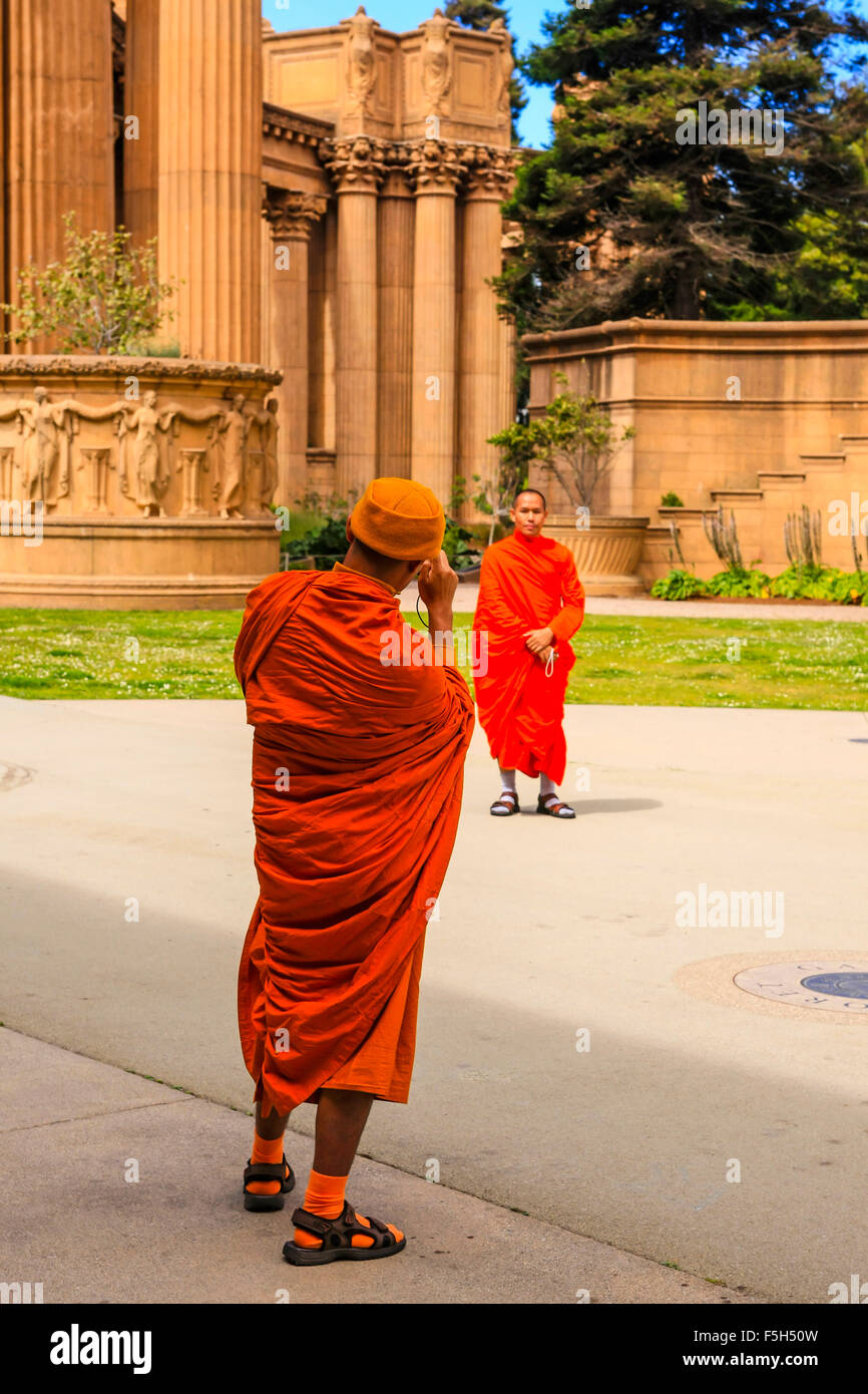 Monaci Buddist prende tourist foto con una fotocamera digitale presso il Palazzo delle Belle Arti nel quartiere di Marina di San Francisco CA Foto Stock