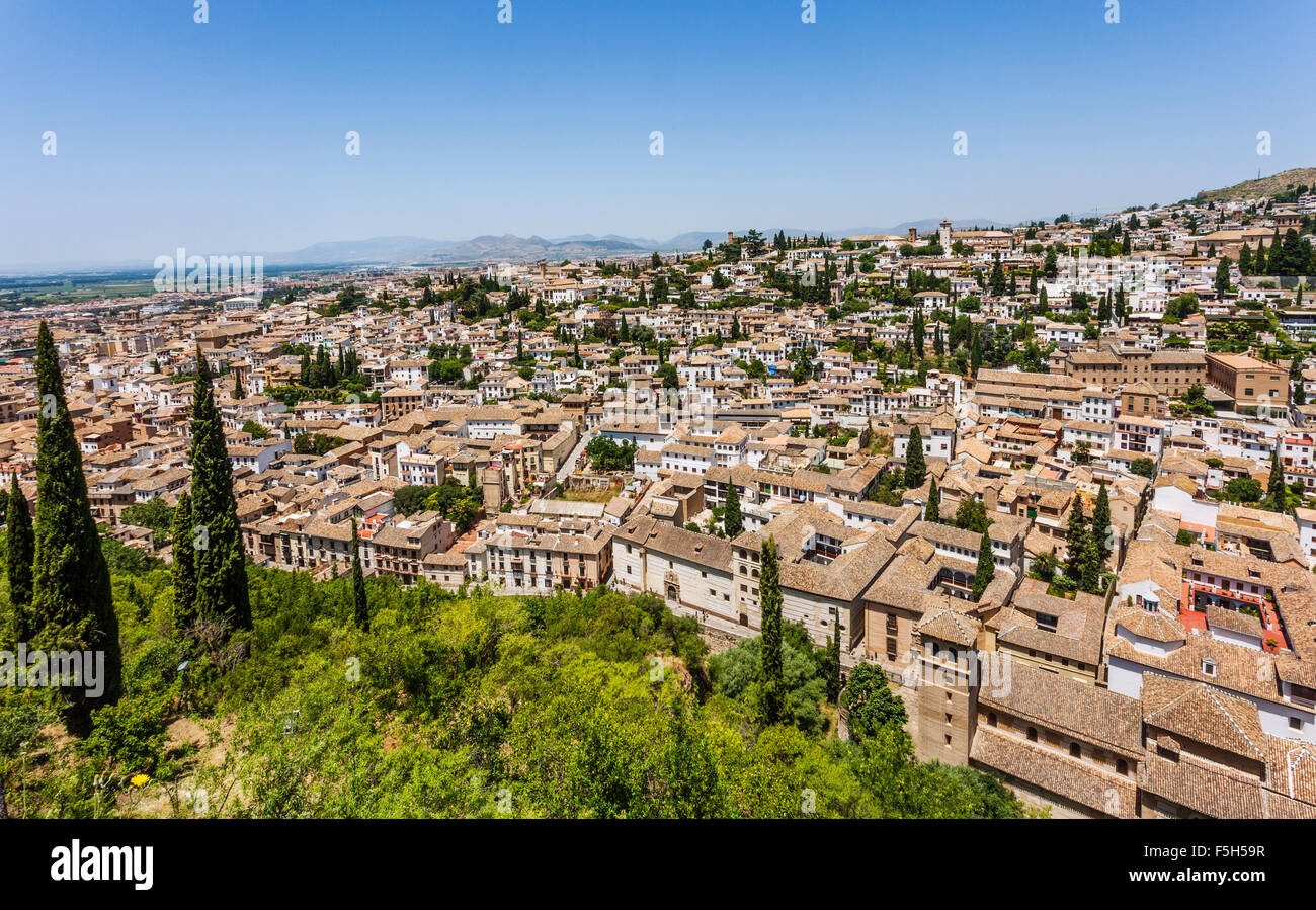 Spagna, Andalusia, provincia di Granada, in vista della parte orientale di Granada il centro storico e il quartiere Albayzin Foto Stock