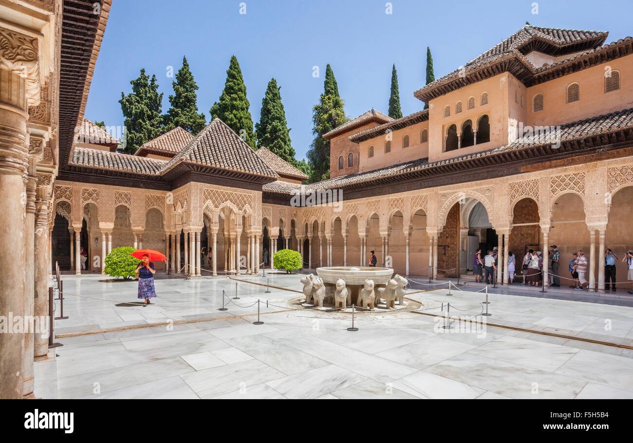 Spagna, Andalusia, provincia di Granada, Alhambra de Granada, Palacio de los Leonas, Corte dei leoni con 12 la fontana dei leoni Foto Stock
