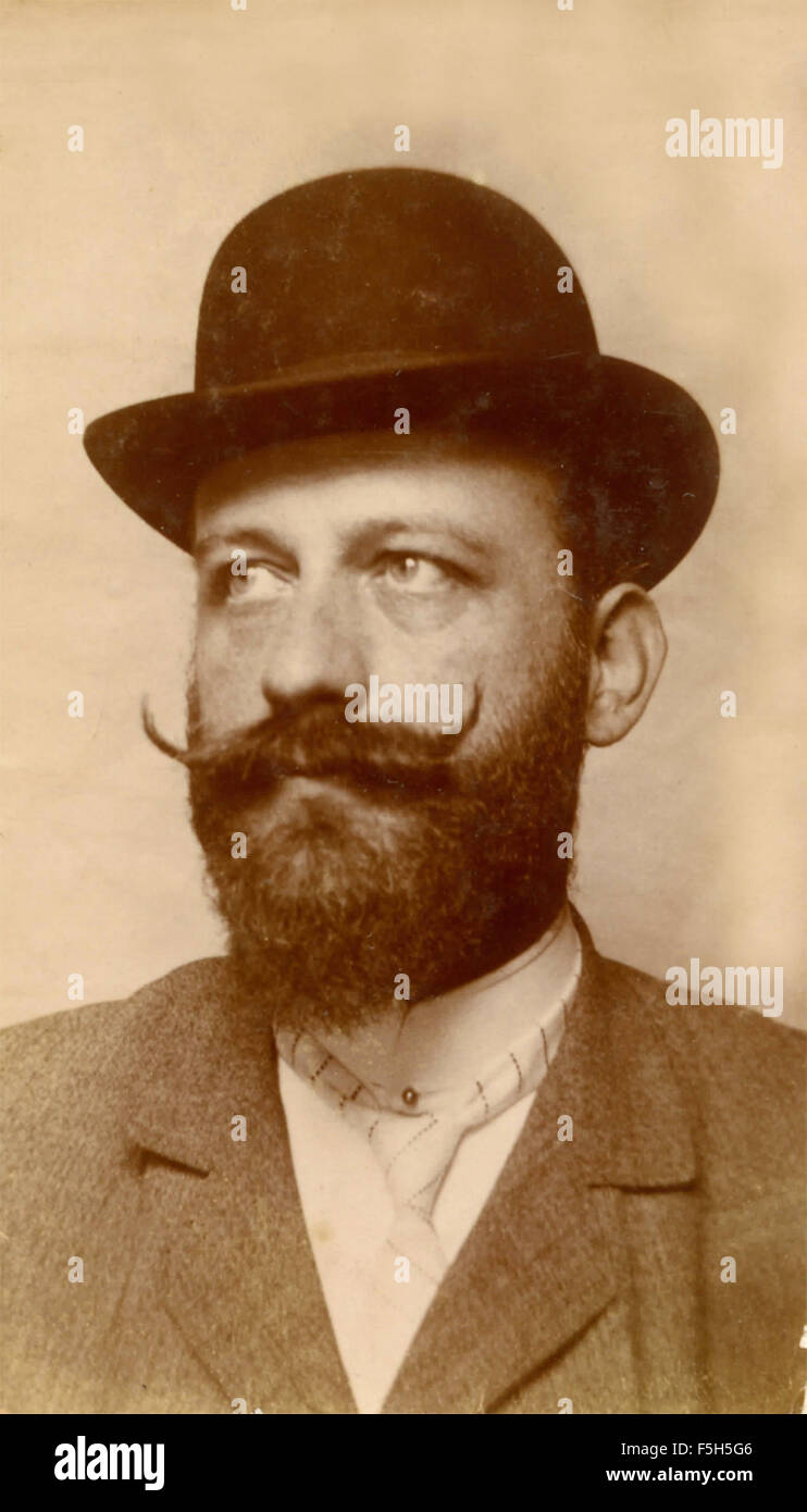 Ritratto di un uomo barbuto con cappello, Italia Foto Stock