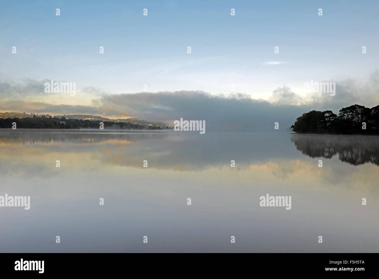 Alba sul lago Ullswater, preso da Howtown, Lake District, Cumbria, Regno Unito, GB. Foto Stock