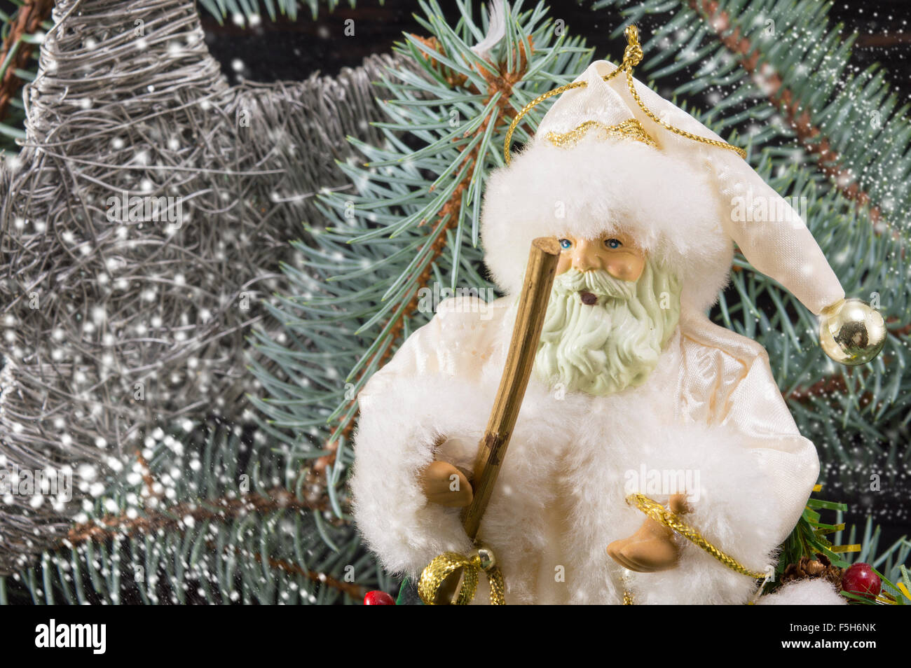 Toy Santa tra gli abeti, presenta e i fiocchi di neve. Abstract di natale Foto Stock