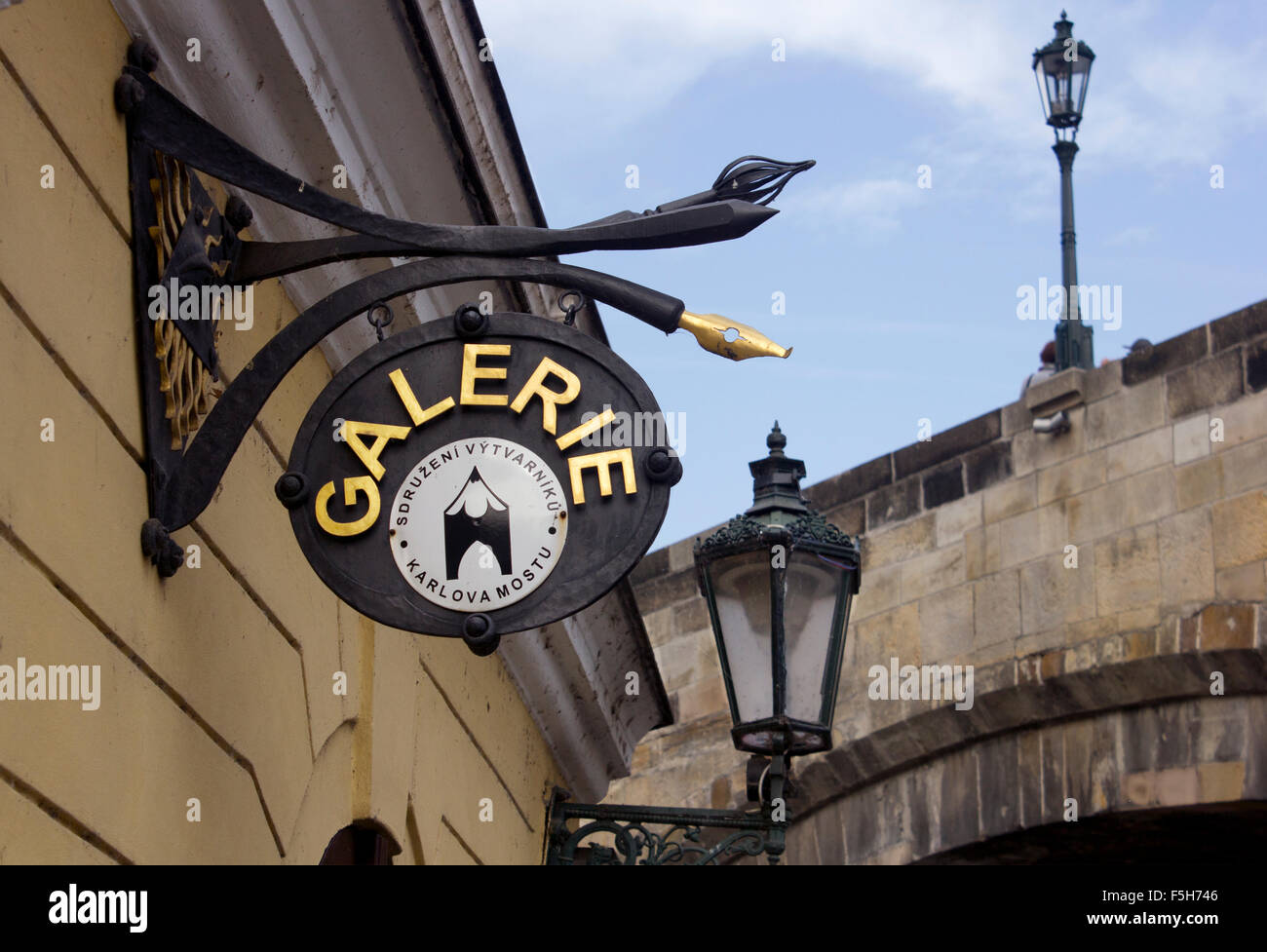 Singolare galleria d'arte segno sotto il Ponte Carlo. Praga, Repubblica Ceca. Foto Stock