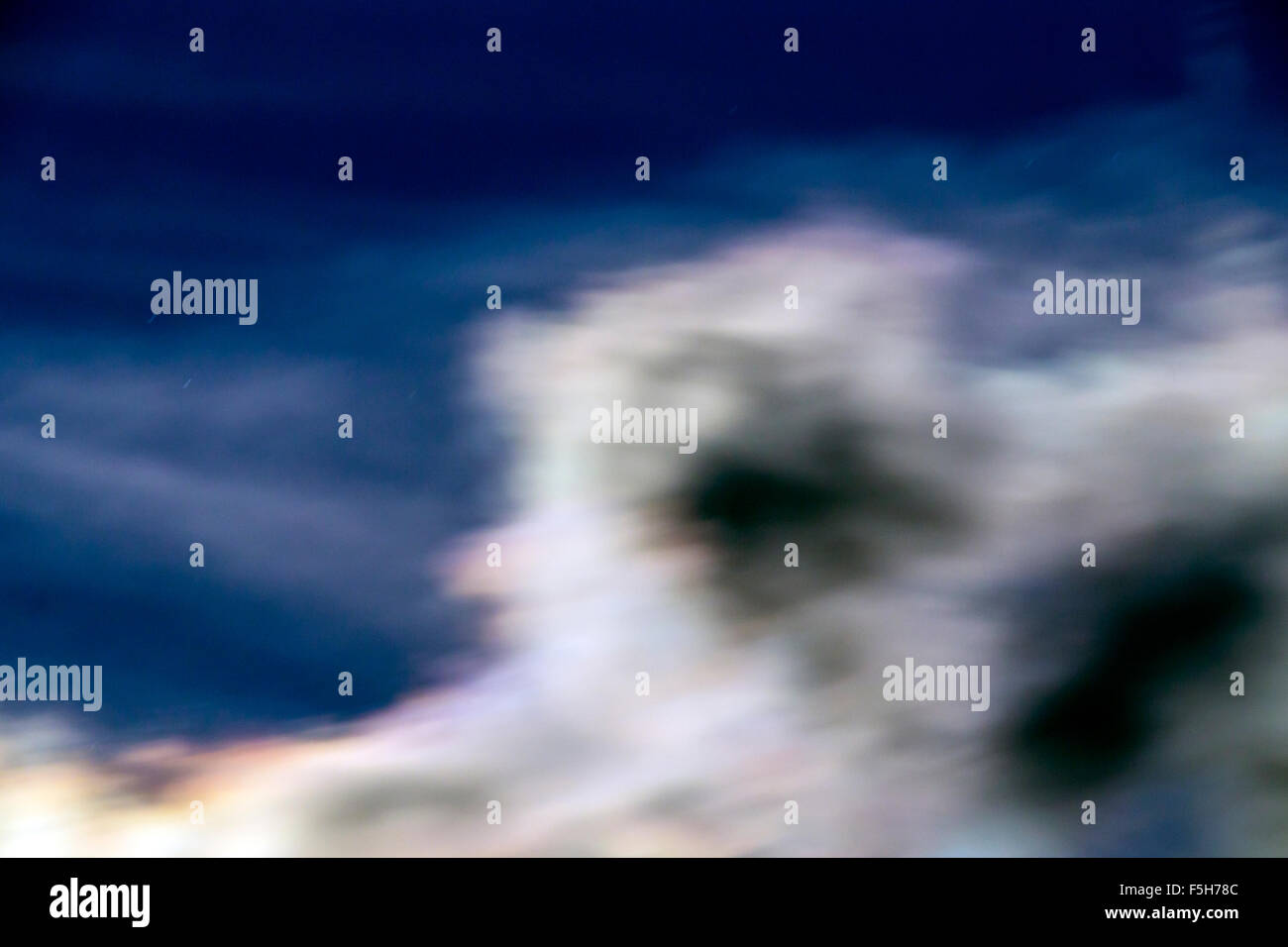 La sfocatura di movimento notturno di nuvole incandescente dalla luce della piena Supermoon su montagne rocciose, Salida, Colorado, STATI UNITI D'AMERICA Foto Stock