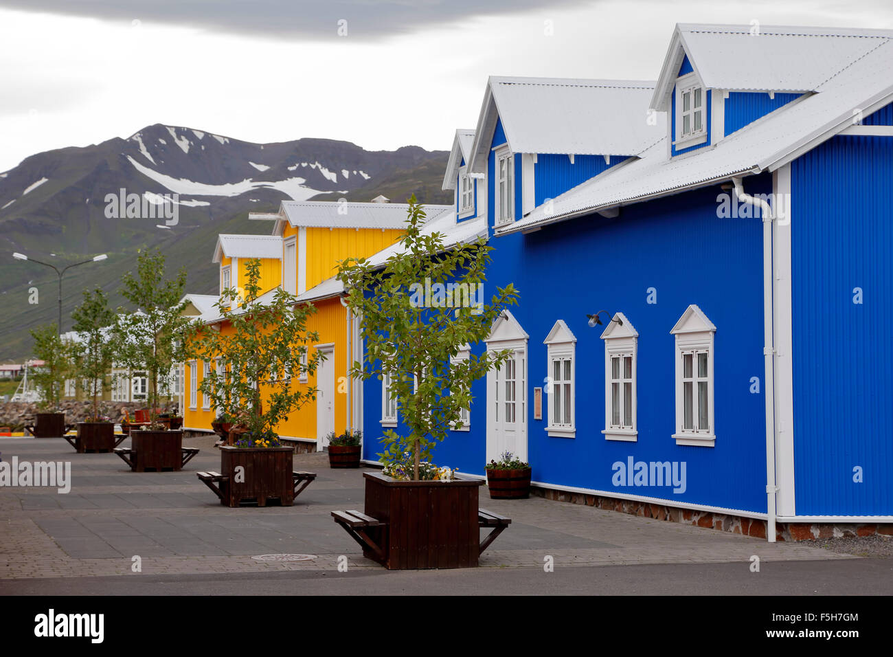Il blu e il giallo di edifici, Siglufjörður Affitto, Islanda Foto Stock