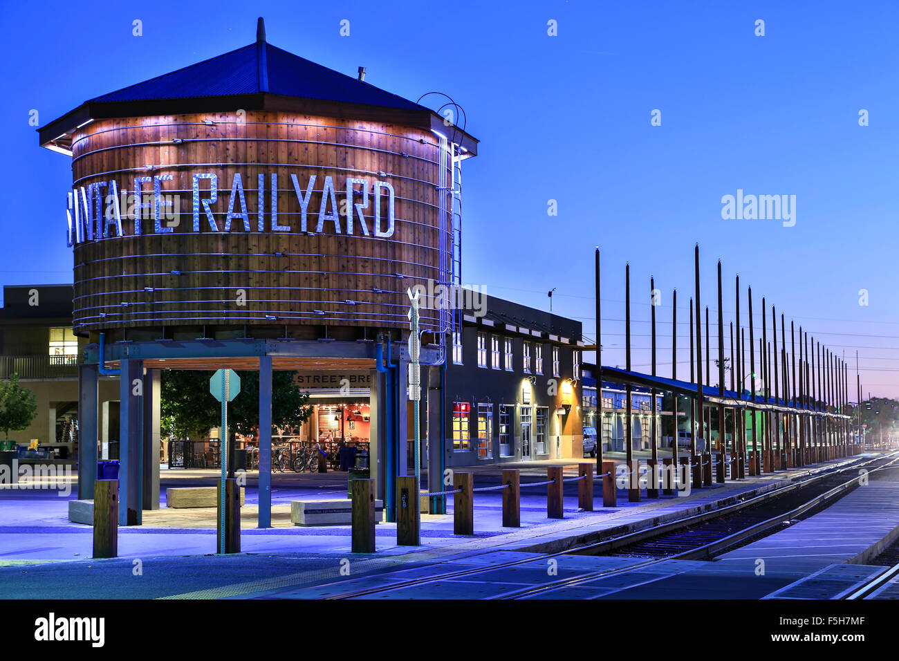 Serbatoio di acqua e le vie, Railyard District, Santa Fe, New Mexico USA Foto Stock