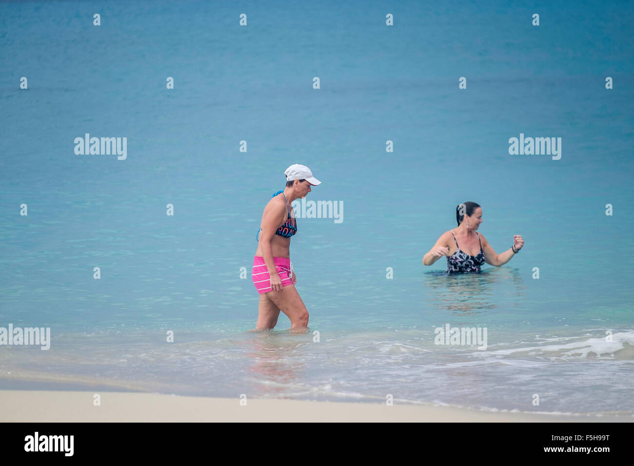 Due donne caucasici godere il mare dei Caraibi a St. Croix, U.S. VI. Foto Stock