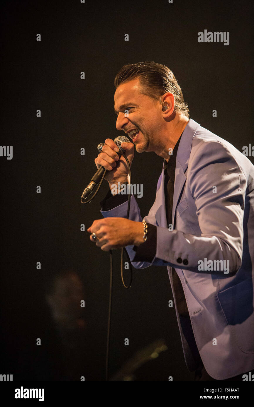 Milano, Italia. 04 Nov, 2015. Il alternativa inglese il cantante Rock, Dave Gahan, compie durante il suo concerto dal vivo con il electronica Duo Produzione Soulsavers a Fabrique. © Roberto Finizio/Pacific Press/Alamy Live News Foto Stock