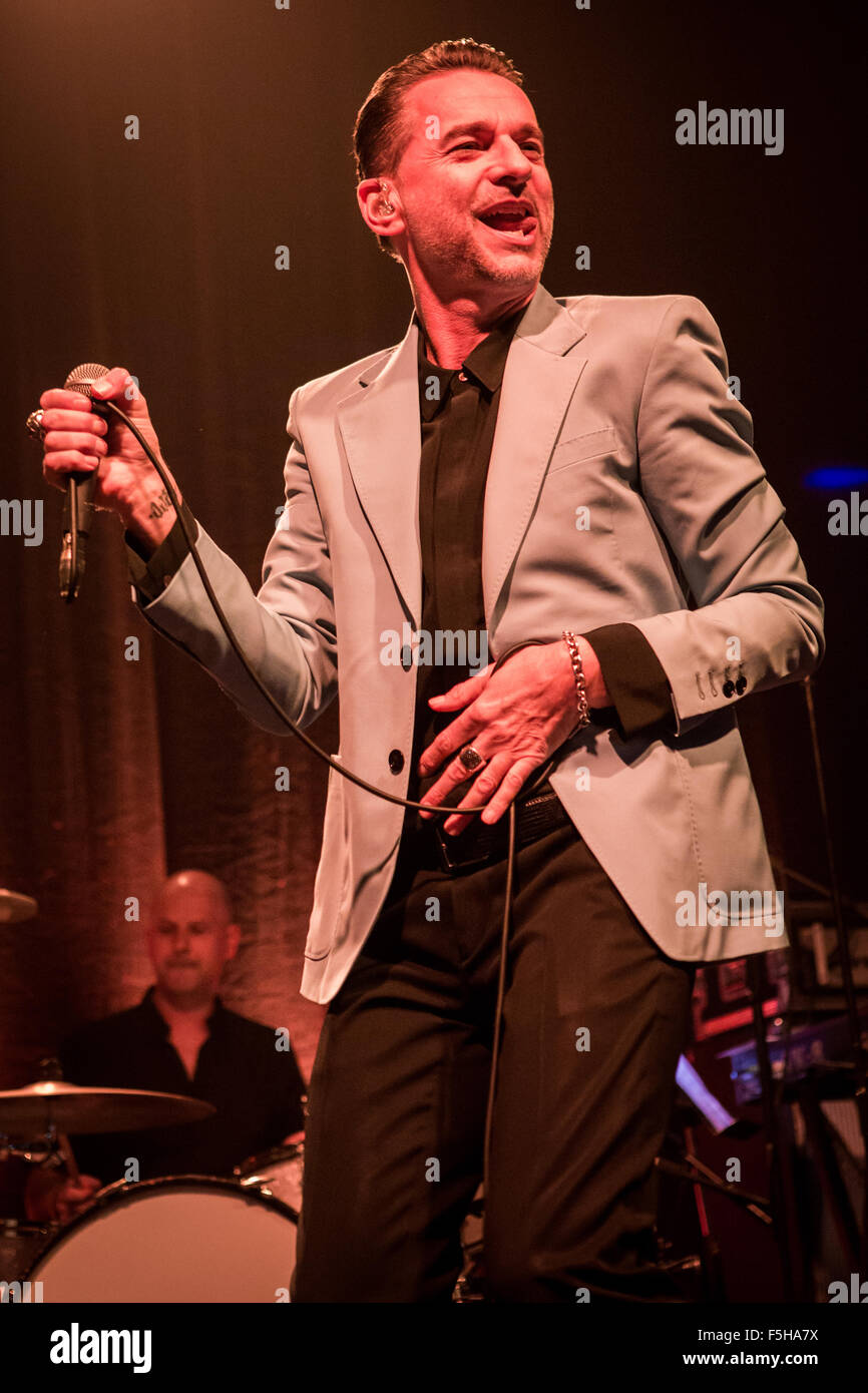 Milano Italia. 04 novembre 2015. Il cantante inglese-cantautore e lead vocal di Depeche Mode DAVE GAHAN con il duo elettrico Soulsavers suona dal vivo sul palco a Fabrique a presenta il loro nuovo secondo album "Angeli e fantasmi' Credito: Rodolfo Sassano/Alamy Live News Foto Stock