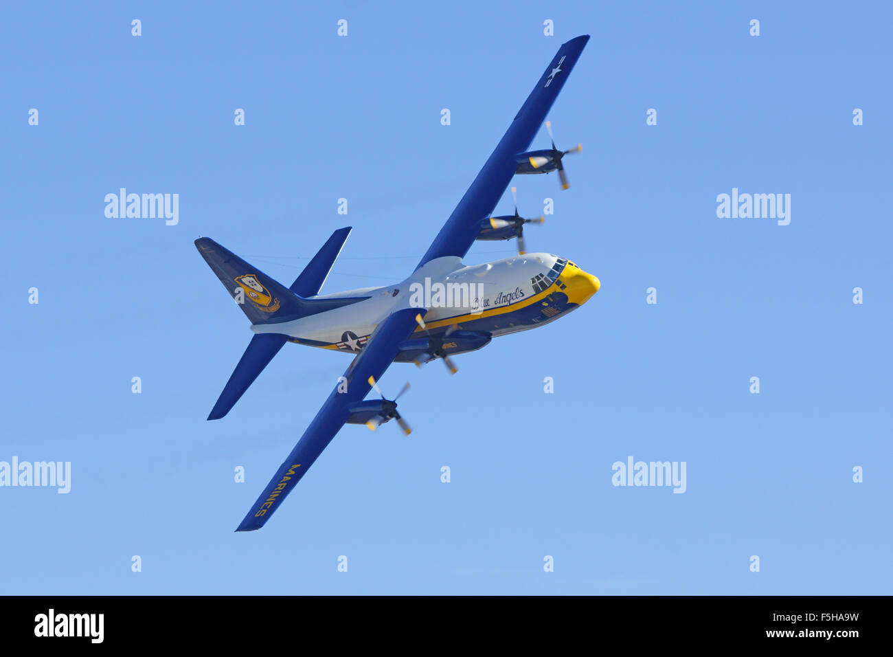 Aeroplano Blue Angels C-130 trasporto battenti al 2015 Miramar Air Show a San Diego, California Foto Stock