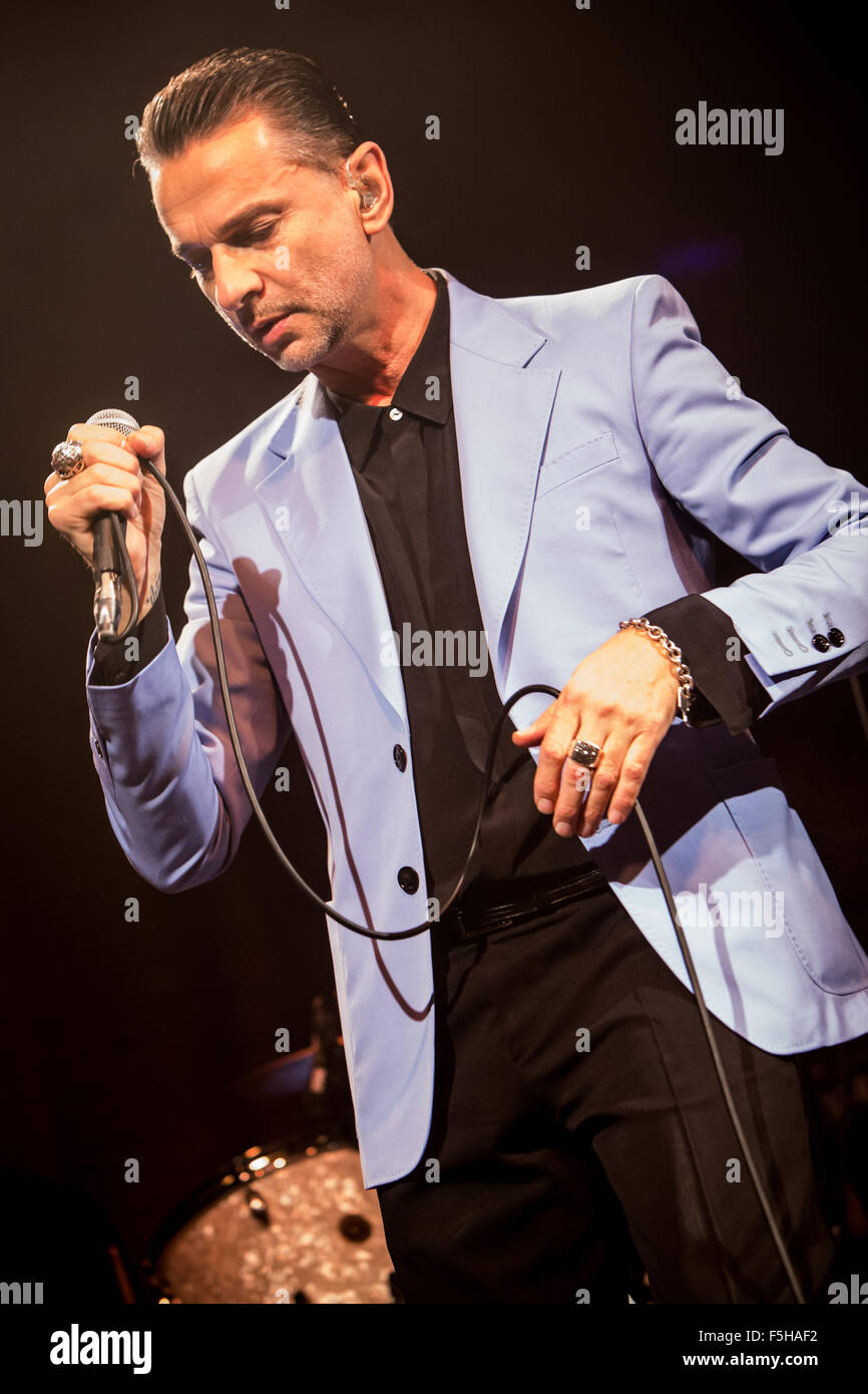 Milano Italia. 04 novembre 2015. Il cantante inglese-cantautore e lead vocal di Depeche Mode DAVE GAHAN con il duo elettrico Soulsavers suona dal vivo sul palco a Fabrique a presenta il loro nuovo secondo album "Angeli e fantasmi' Credito: Rodolfo Sassano/Alamy Live News Foto Stock