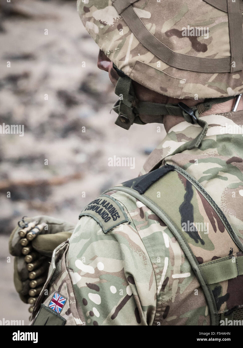 British Royal Marine Commando eseguire un beach assault dimostrazione per il pubblico durante il 2015 Airshow di Sunderland. Foto Stock