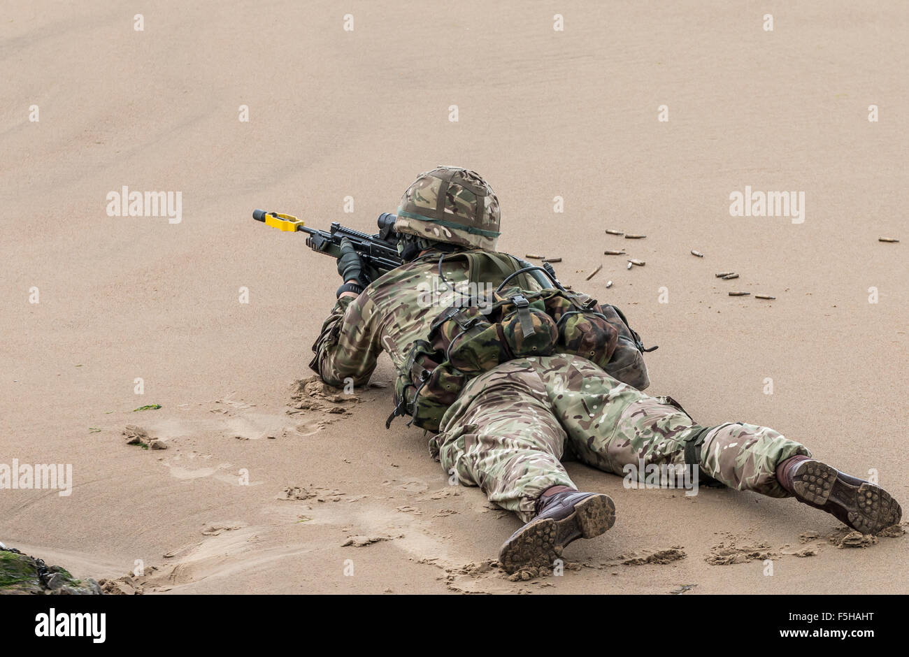 British Royal Marine Commando eseguire un beach assault dimostrazione per il pubblico durante il 2015 Airshow di Sunderland. Foto Stock