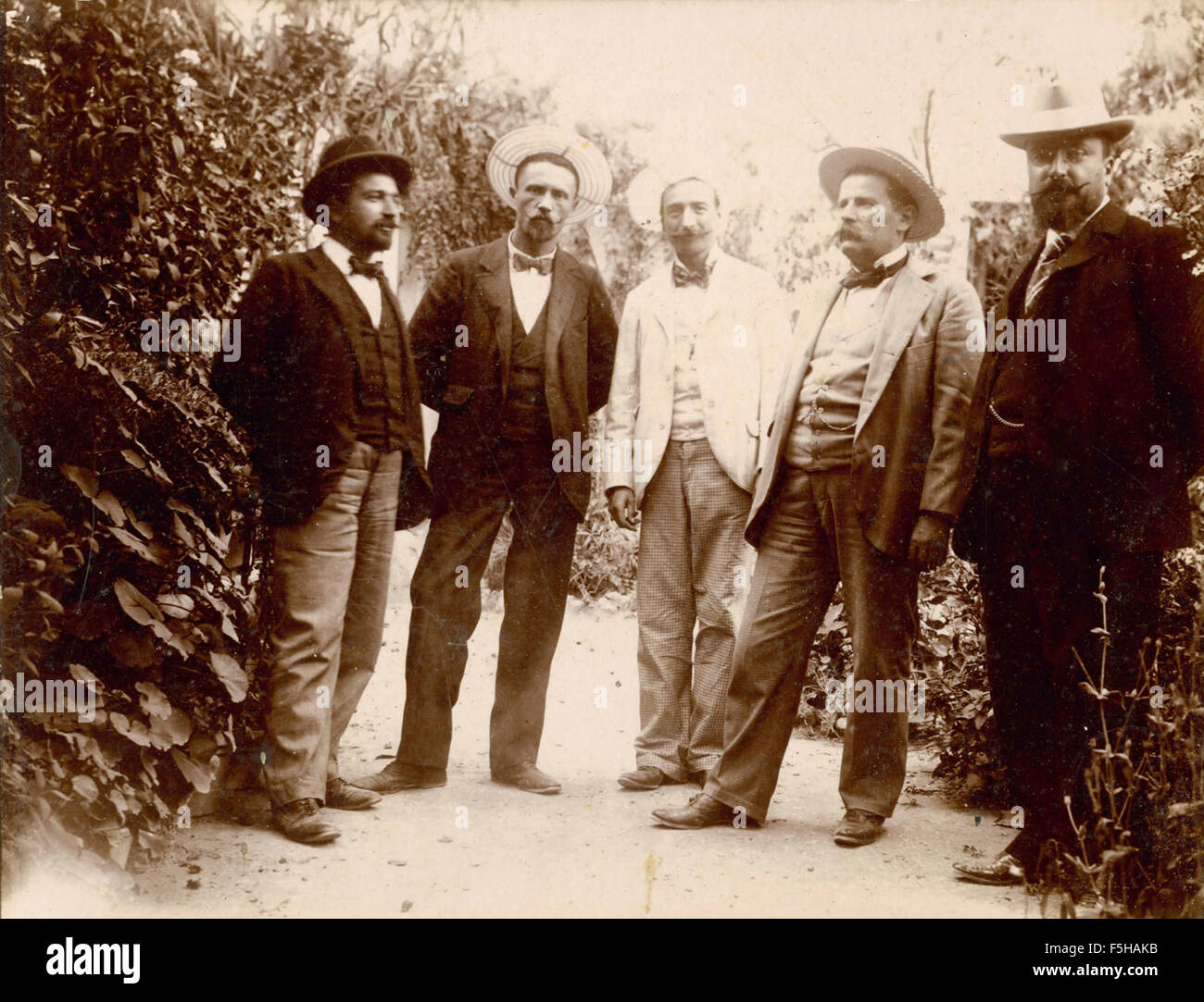 Un gruppo di uomini con cappelli, Italia Foto Stock