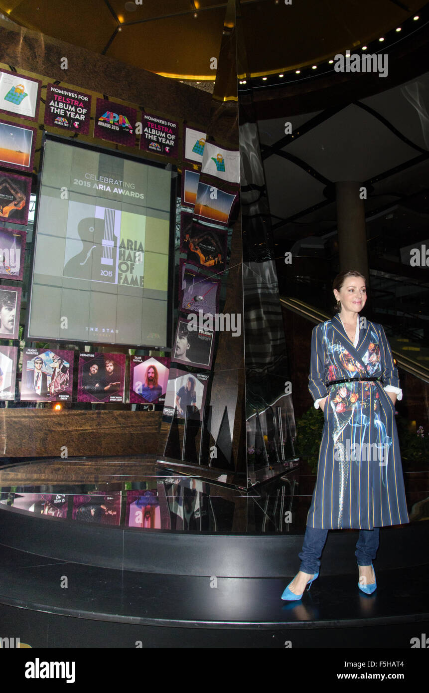 Sydney, Australia. 5 Novembre, 2015. Tina Arena pone per le foto durante il lancio di media per la apertura inaugurale dell'aria Hall of Fame a piedi che si trova presso la Star Casino e sarà in mostra dal 5 novembre fino al 28 novembre. Credito: mjmediabox/Alamy Live News Foto Stock