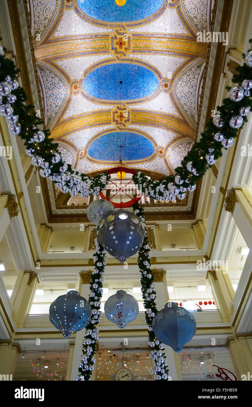 Macy's vetro Tiffany favrile soffitto a cupola a mosaico su State Street a Natale, Chicago, Illinois Foto Stock