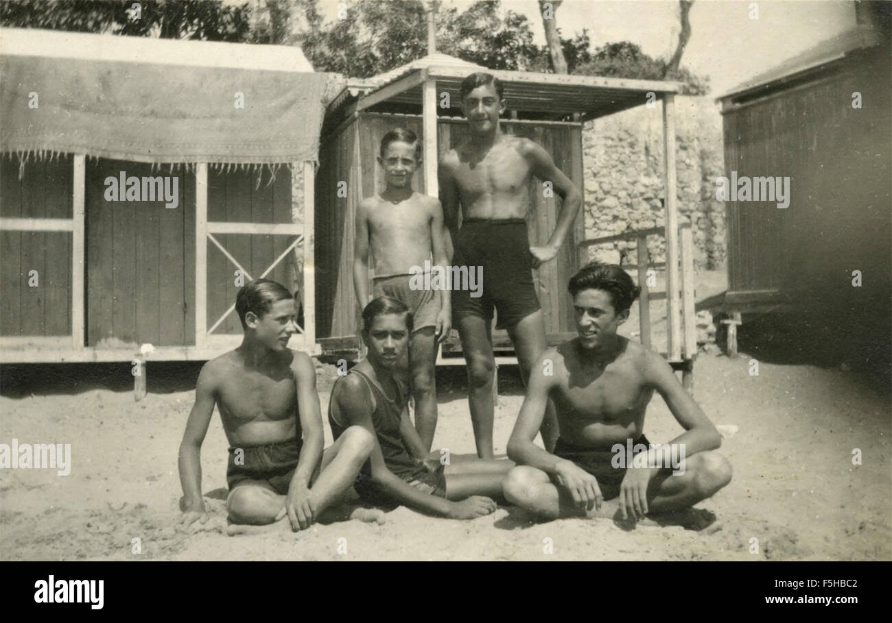 Un gruppo di ragazzi in spiaggia, Italia Foto Stock