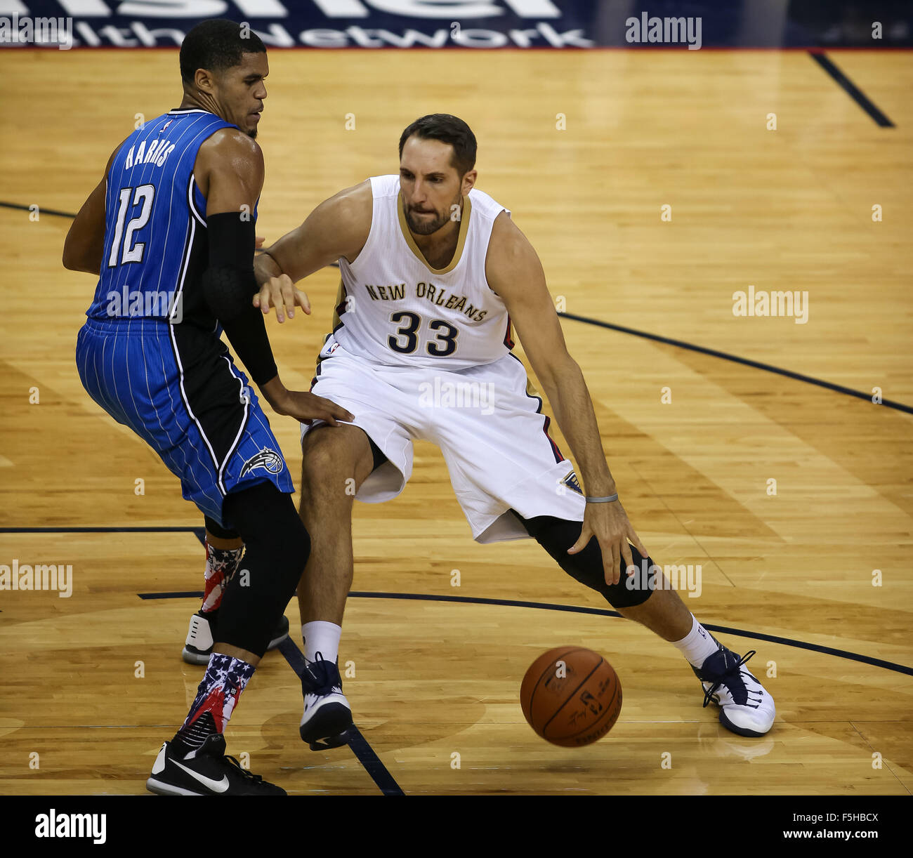 New Orleans, LA, Stati Uniti d'America. 3 Novembre, 2015. New Orleans pellicani avanti Ryan Anderson (33) rigidi per la rete su Orlando Magic avanti Tobias Harris (12) durante il gioco tra gli Orlando Magic e New Orleans pellicani al Smoothie King Center di New Orleans, LA. Stephen Lew/CSM/Alamy Live News Foto Stock