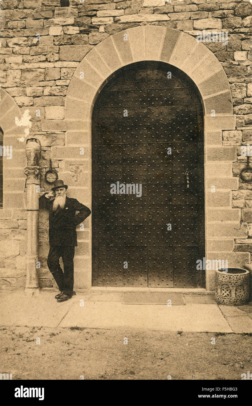 Un barbuto uomo vecchio presso la porta del castello del palazzo, Italia Foto Stock