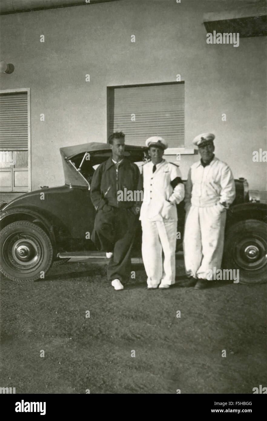 Aria militare accanto a una Fiat Topolino, Italia Foto Stock