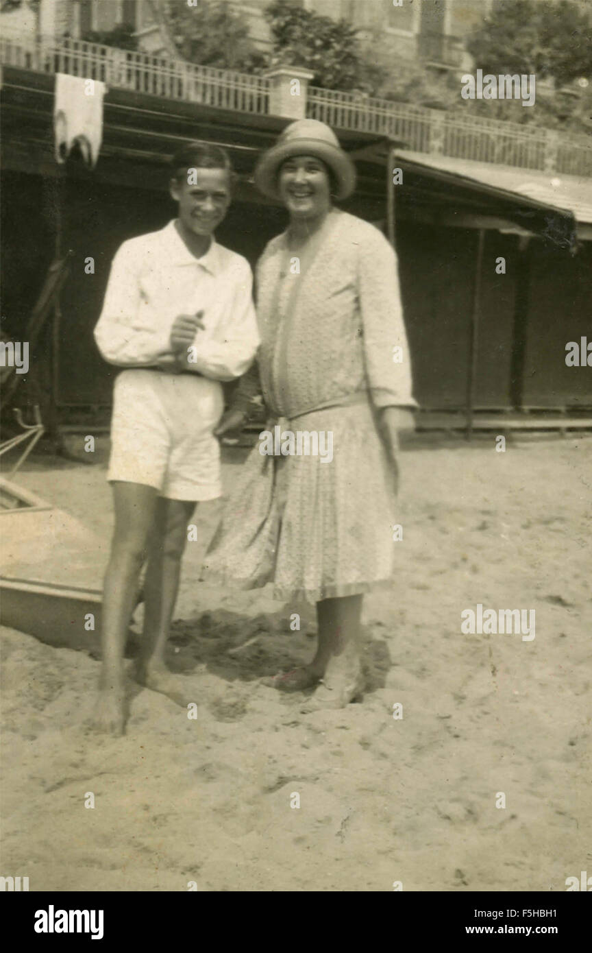 Madre e figlio sulla spiaggia, Italia Foto Stock