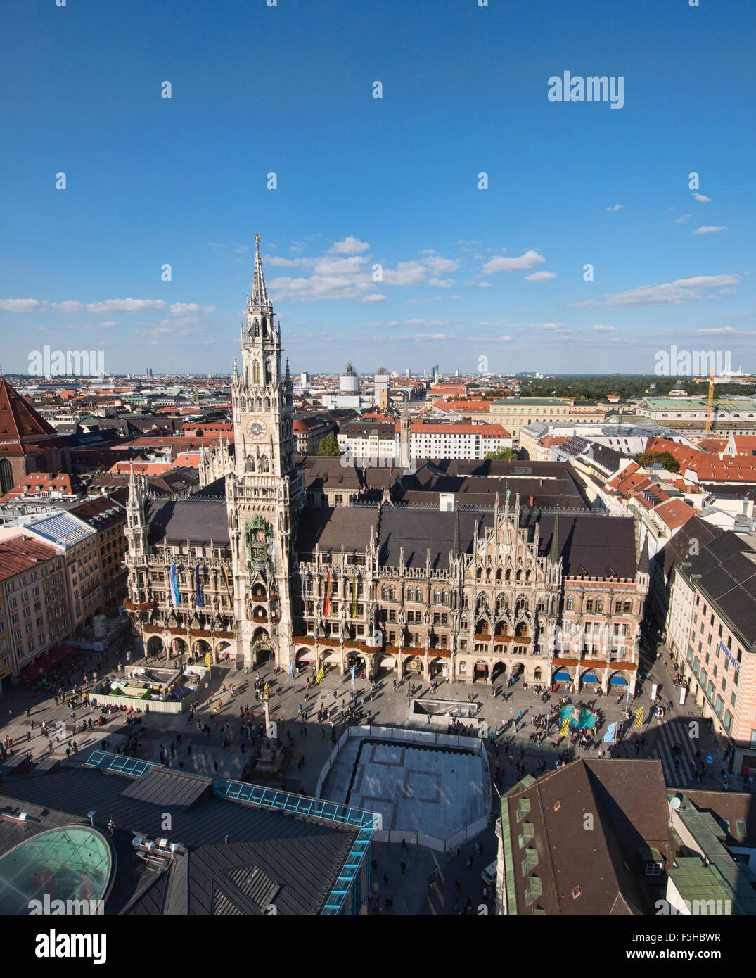 La bellissima Neue Rathaus town hall al Marienplatz a Monaco di Baviera, Germania Foto Stock