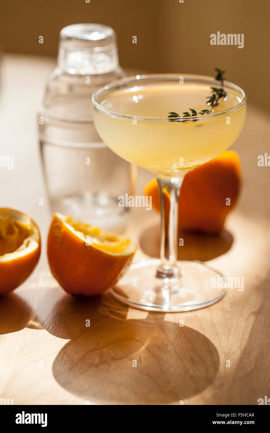Limone cocktail nel calice con limone e shaker Foto Stock