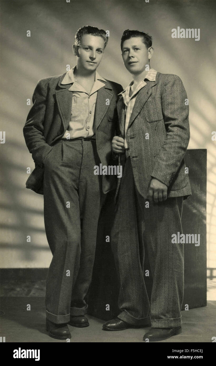 Due amici con vestiti tipici del 40s, Italia Foto Stock