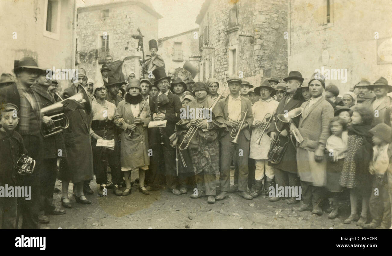 Gruppo con musicisti in una piccola città, Italia Foto Stock