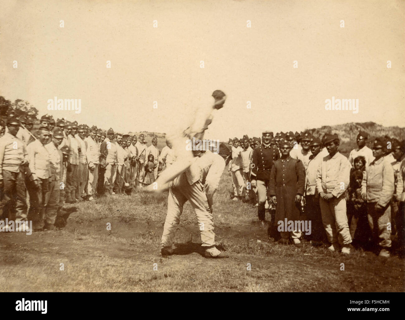 I soldati dell'esercito italiano durante una performance Foto Stock