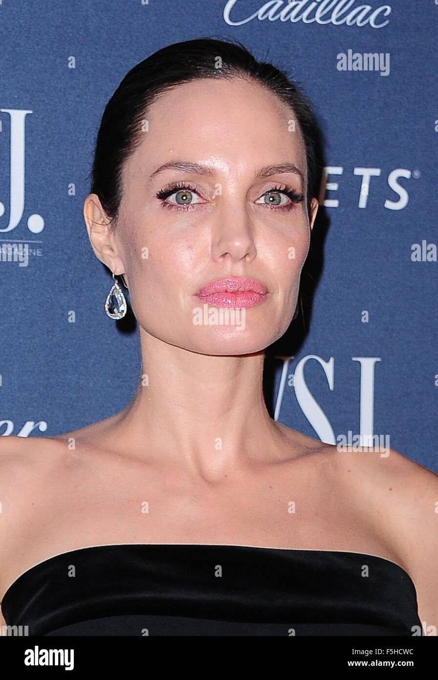 New York, NY, STATI UNITI D'AMERICA. 4 Novembre, 2015. Angelina Jolie Pitt presso gli arrivi per il Wall Street Journal il WSJ Mag Innovator Awards 2015, il Museo di Arte Moderna (MoMA), New York, NY Novembre 4, 2015. Credito: Gregorio T. Binuya/Everett raccolta/Alamy Live News Foto Stock