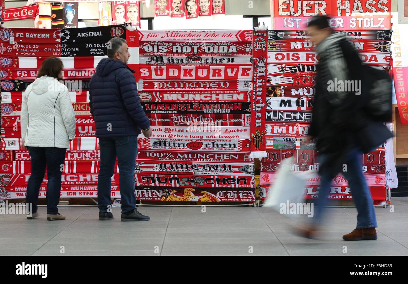 Monaco di Baviera, Germania. 4 Novembre, 2015. Scale in vendita prima della UEFA Champions League Group F match tra Bayern Monaco e Arsenal nello stadio Allianz Arena di Monaco di Baviera. Novembre 4, 2015. Credito: James Boardman/Alamy Live News Foto Stock