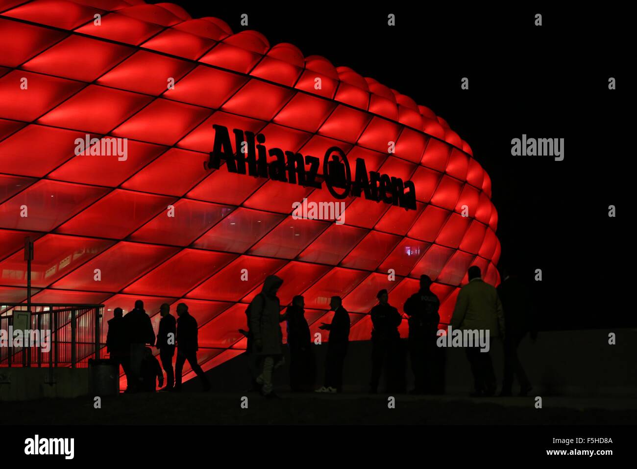 Monaco di Baviera, Germania. 4 Novembre, 2015. I fan di arrivare per la UEFA Champions League Group F match tra Bayern Monaco e Arsenal nello stadio Allianz Arena di Monaco di Baviera. Novembre 4, 2015. Credito: James Boardman/Alamy Live News Foto Stock
