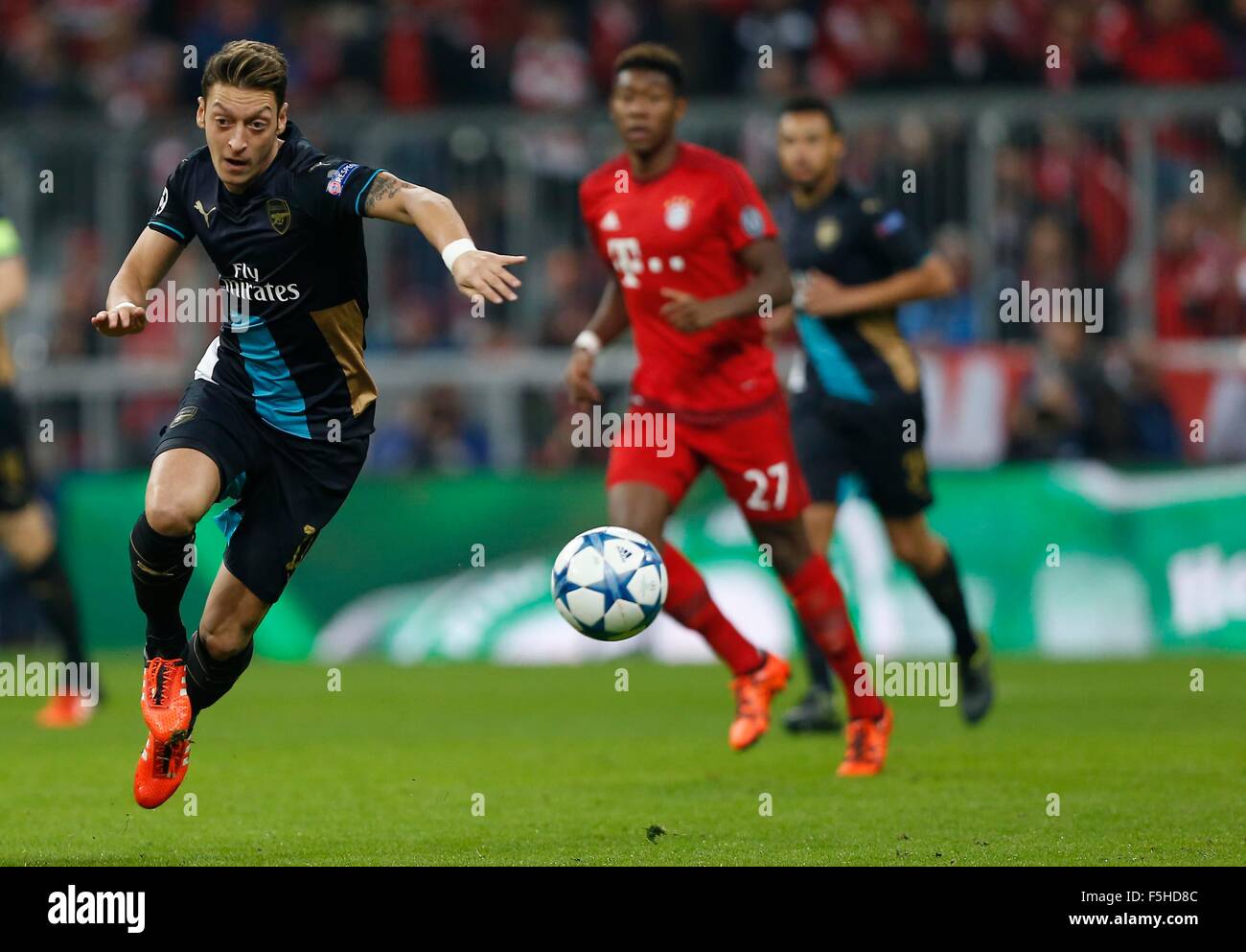 Monaco di Baviera, Germania. 4 Novembre, 2015. Dell'Arsenal Mesut Ozil in azione durante la UEFA Champions League Group F match tra Bayern Monaco e Arsenal nello stadio Allianz Arena di Monaco di Baviera. Novembre 4, 2015. Credito: James Boardman/Alamy Live News Foto Stock