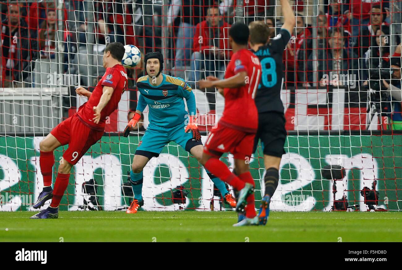 Monaco di Baviera, Germania. 4 Novembre, 2015. Robert Lewandowski del Bayern Monaco di Baviera punteggi durante la UEFA Champions League Group F match tra Bayern Monaco e Arsenal nello stadio Allianz Arena di Monaco di Baviera. Novembre 4, 2015. Credito: James Boardman/Alamy Live News Foto Stock