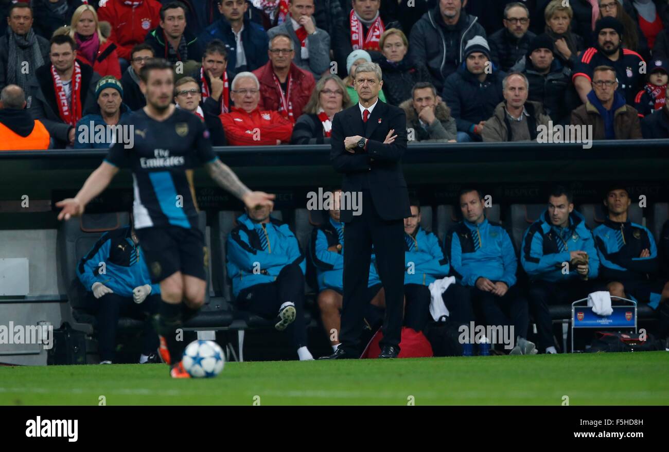 Monaco di Baviera, Germania. 4 Novembre, 2015. Arsenal Manager Arsene Wenger orologi durante la UEFA Champions League Group F match tra Bayern Monaco e Arsenal nello stadio Allianz Arena di Monaco di Baviera. Novembre 4, 2015. Credito: James Boardman/Alamy Live News Foto Stock