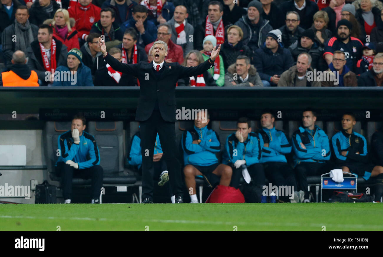 Monaco di Baviera, Germania. 4 Novembre, 2015. Arsenal Manager Arsene Wenger gesti durante la UEFA Champions League Group F match tra Bayern Monaco e Arsenal nello stadio Allianz Arena di Monaco di Baviera. Novembre 4, 2015. Credito: James Boardman/Alamy Live News Foto Stock