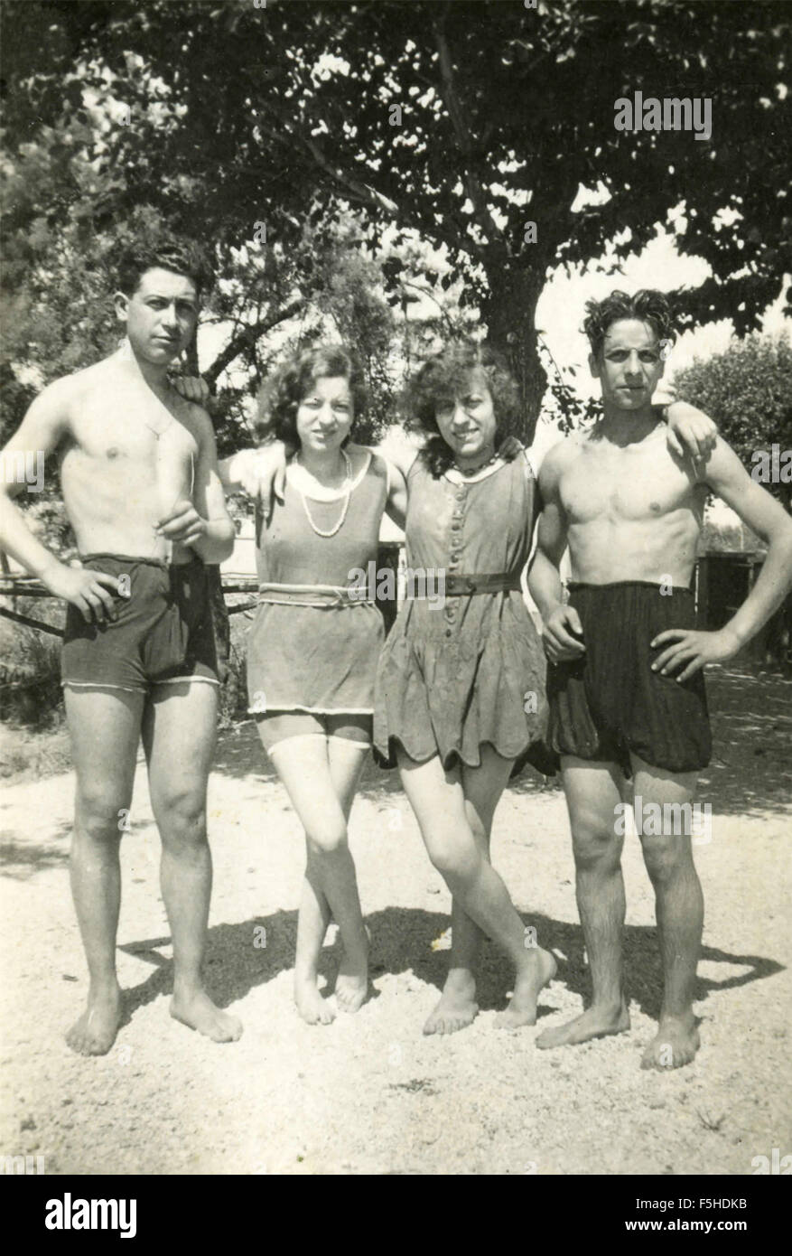 Due coppie in costume da bagno, Italia Foto Stock