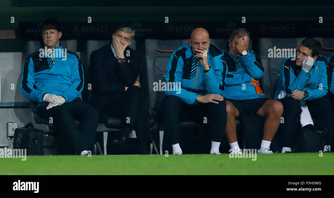 Monaco di Baviera, Germania. 4 Novembre, 2015. Arsenal Manager Arsene Wenger orologi durante la UEFA Champions League Group F match tra Bayern Monaco e Arsenal nello stadio Allianz Arena di Monaco di Baviera. Novembre 4, 2015. Credito: James Boardman/Alamy Live News Foto Stock